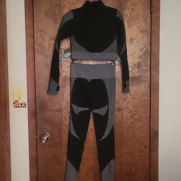 Black & Gray Two-Piece Workout / Yoga - Picture 7 of 9